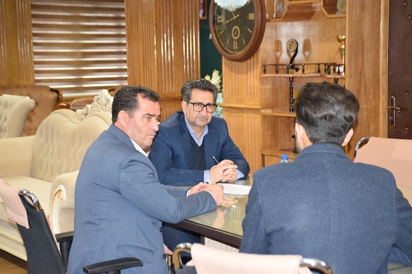 امیر تیموری، معاون استاندار و فرماندار ویژه میاندوآب در ادامه دیدارهای مردمی خود صبح امروز با شماری از شهروندان به صورت چهره‌به‌چهره دیدار و گفتگو کرد.