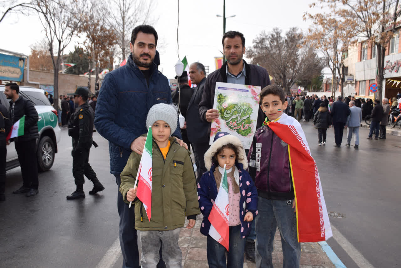 جلوه هایی از حضور پرشور مردم میاندوآب در راهپیمایی 22 بهمن +تصاویر