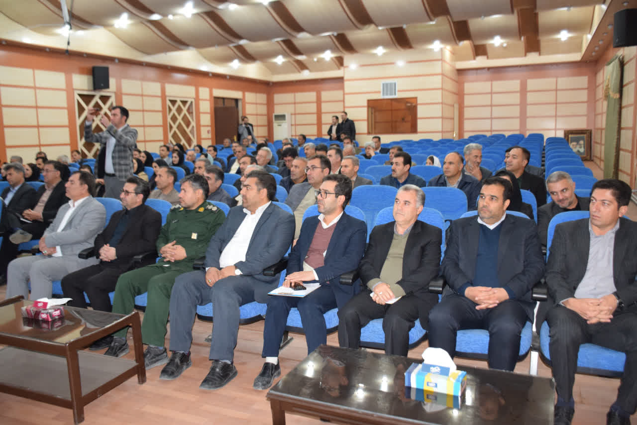 همایش گرامیداشت روز جهانی خاک در شهرستان میاندوآب با حضور فرماندار و جمعی از مسئولان، کارشناسان و بهره‌برداران بخش کشاورزی در سالن آمفی تئاتر فرمانداری برگزار شد+تصاویر