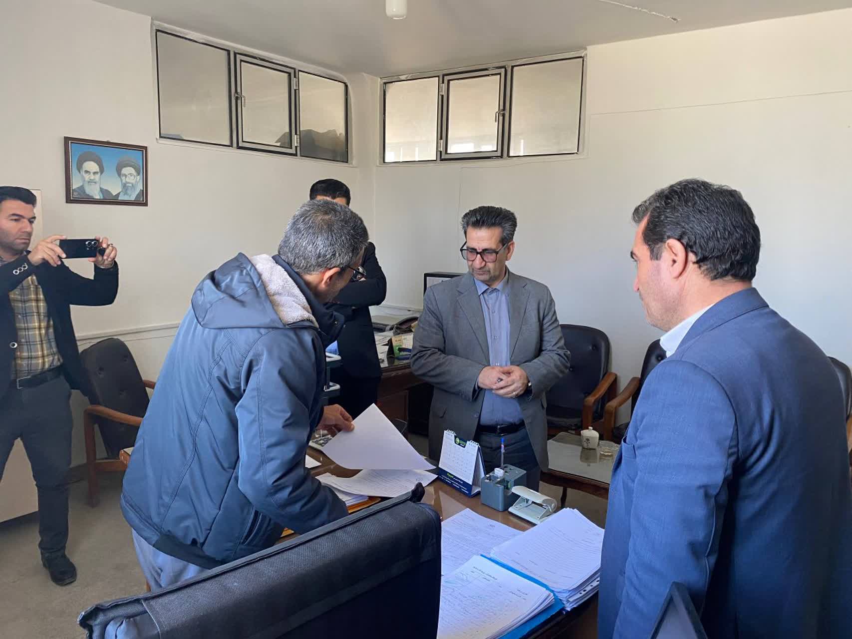 بازدیدسرزده فرماندار میاندوآب از جهادکشاورزی+ تصاویر