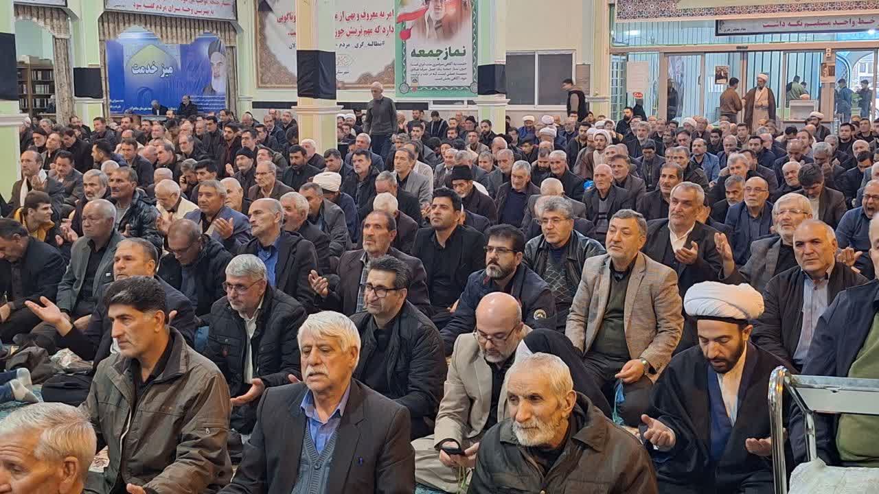 امیر تیموری، معاون استاندار و فرماندار ویژه میاندوآب در اولین نماز جمعه سال جدید  حضور یافت