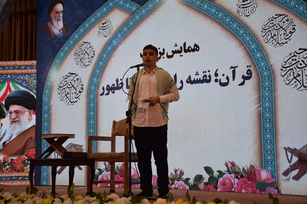 همایش معنوی "قرآن؛ نقشه راه انقلاب تا ظهور" با هدف انس با قرآن، تقویت وحدت ملی و محکومیت هتک حرمت به ساحت مقدس این کتاب آسمانی در مصلای امام خمینی (ره) میاندوآب برگزار شد