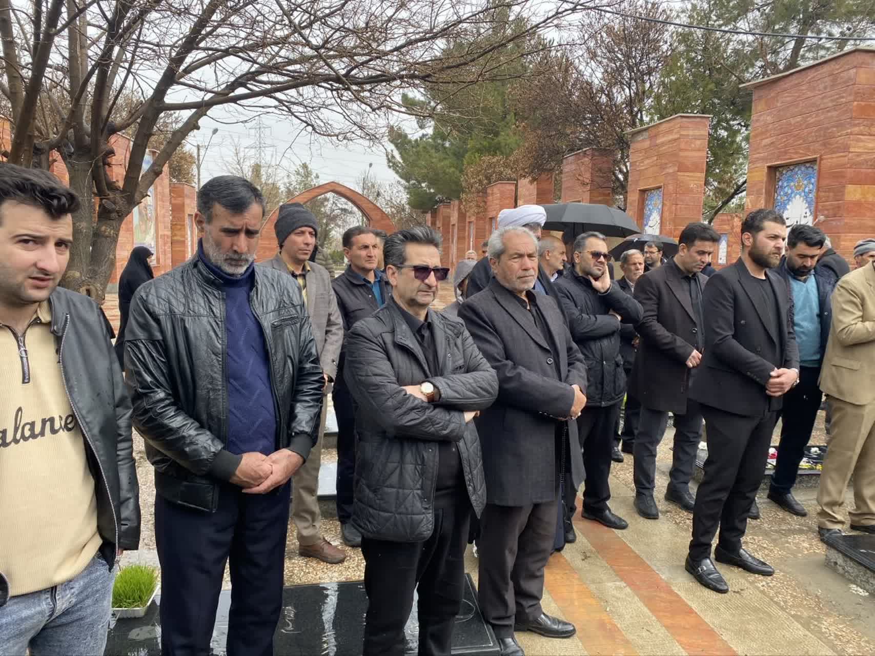 پیکر مطهر شهیده 12 ساله «نازنین زینب ملائی» با حضور بی نظیر و با شکوه مردم انقلابی و شهیدپرور میاندوآب تشییع شد