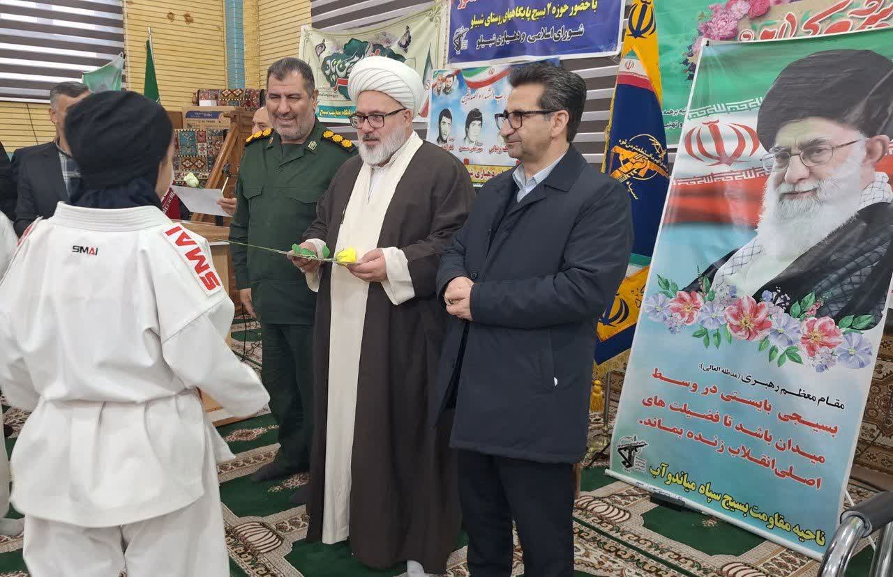 مراسم جشن  انقلاب و میز خدمت محله محور با حضورفرماندار ویژه میاندوآب، در مسجد امام حسین(ع) روستای شبیلو برگزار شد