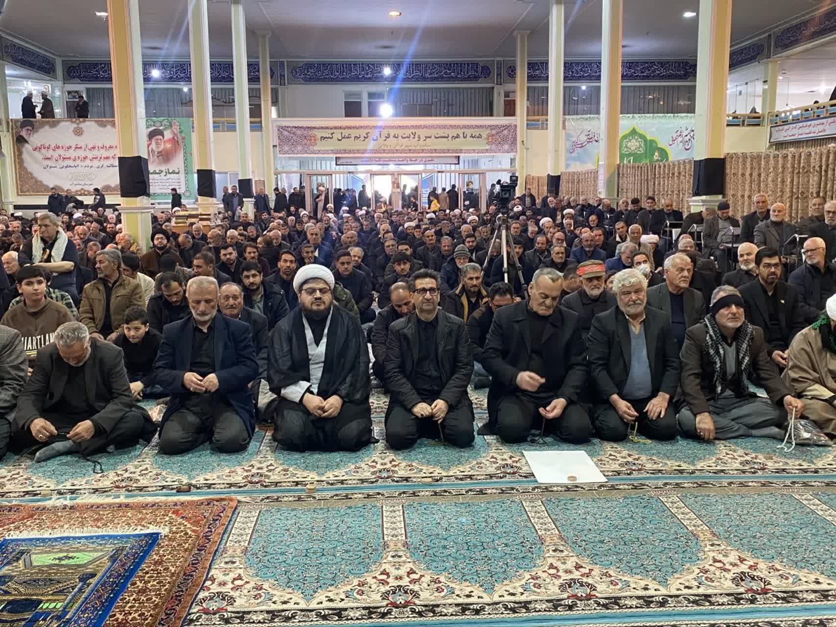 امیر تیموری، معاون استاندار و فرماندار ویژه میاندوآب در آخرین نماز جمعه ماه مبارک رمضان  حضور یافت